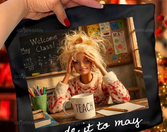 Meme de cara de muñeca de maestra PNG, diseño divertido de fin de año para las vacaciones de verano (descarga digital)