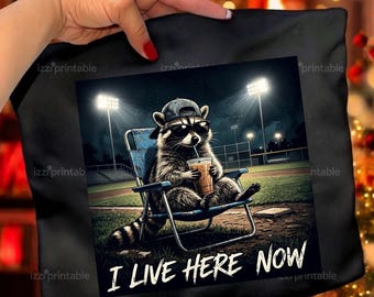 Divertida mamá mapache beisbolera PNG, diseño gráfico de camiseta para jugadora de softbol