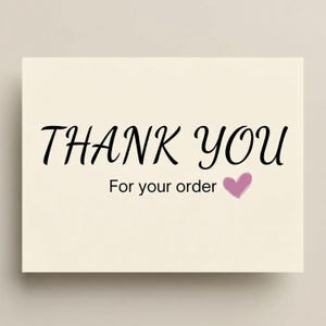 Puede incluir: Una tarjeta color crema con las palabras "THANK YOU" en escritura negra. Debajo, el texto "For your order" est&aacute; impreso, acompa&ntilde;ado de un peque&ntilde;o coraz&oacute;n morado.