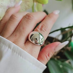 Anillo abovedado de plata de ley hecho a mano, con un llamativo acabado pulido a espejo.