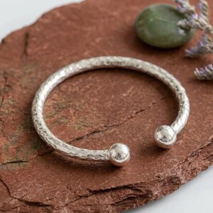 Gehämmertes, massives Sterlingsilber-Armband mit geschwungenen Enden, minimalistisches offenes Armband, handgefertigter Schmuck mit glatten Kugelenden