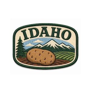 Può includere: Toppa ricamata con la scritta "IDAHO" in verde. Il design include una patata, montagne, un pino e campi. La toppa ha uno sfondo color crema e un bordo verde, adatta per abbigliamento.