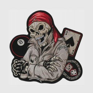 Könnte beinhalten: Gestickter Aufnäher mit einem Totenkopf, der ein rotes Bandana und eine graue Jacke trägt. Der Totenkopf ist umgeben von einer schwarzen 8-Kugel, einer Spielkarte mit Pik und Würfeln. Das Wort "Dilligas" steht auf der Jacke.