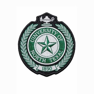 Puede incluir: Parche bordado con el logotipo de la Universidad del Norte de Texas. El parche es circular con una estrella verde y blanca en el centro, rodeada por el texto "UNIVERSITY OF NORTH TEXAS" y "1890". El parche tiene un borde negro.