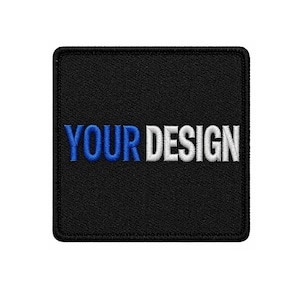 Könnte beinhalten: Ein quadratischer, schwarzer Aufnäher mit den in Blau und Weiß gestickten Worten "YOUR DESIGN". Der Aufnäher hat einen schwarzen Rand und ist vor einem weißen Hintergrund platziert.
