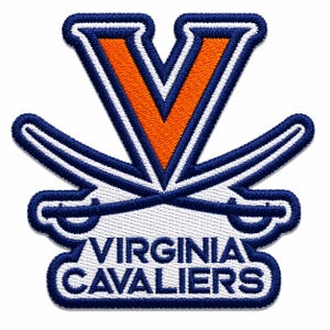 Puede incluir: Parche bordado con el logotipo de los Virginia Cavaliers. El diseño incluye una gran 'V' naranja y azul, sables cruzados y las palabras 'Virginia Cavaliers' en letras blancas con un borde azul. El parche tiene un fondo blanco.