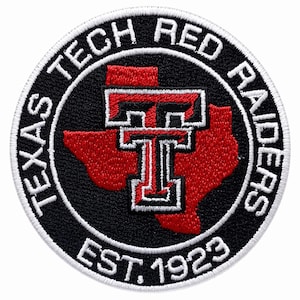 Puede incluir: Parche bordado circular con las palabras "TEXAS TECH RED RAIDERS" en blanco alrededor del borde. El centro muestra un contorno rojo de Texas con un logotipo "T" rojo y blanco. El parche es negro con un borde blanco y el texto "EST. 1923".