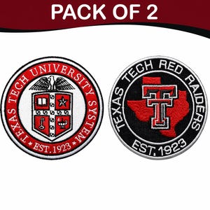 Puede incluir: Dos parches bordados circulares. Uno presenta un escudo con un libro, una estrella y otros símbolos, con "TEXAS TECH UNIVERSITY SYSTEM" y "EST. 1923" en un diseño rojo y blanco. El otro parche tiene un contorno rojo de Texas con un logotipo "T" y "TEXAS TECH RED RAIDERS EST. 1923".