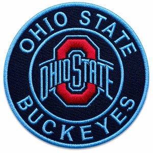 Può includere: Toppa rotonda ricamata con le parole "OHIO STATE BUCKEYES" in azzurro. Presenta un logo "O" rosso e bianco e le parole "OHIO STATE". La toppa è blu navy con cuciture azzurre.