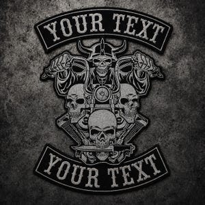 Könnte beinhalten: Schwarz-weißer, gestickter Aufnäher mit einem Totenkopf auf einem Motorrad, mit dem Text "YOUR TEXT" oben und unten. Das Design umfasst mehrere Totenköpfe und gekreuzte Waffen, was ein Biker-Thema ergibt.