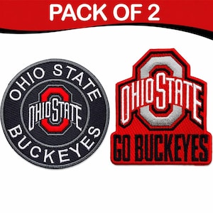 Può includere: Due toppe ricamate con il logo degli Ohio State Buckeyes. Una è circolare con "OHIO STATE BUCKEYES" attorno al logo. L'altra è un design rosso, bianco e grigio con il testo "OHIO STATE" e "GO BUCKEYES".