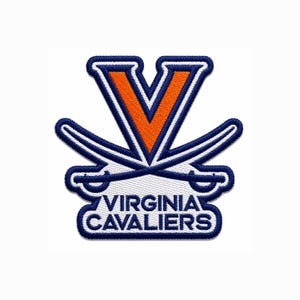 Puede incluir: Un parche bordado con el logotipo de los Virginia Cavaliers que presenta una gran V naranja, dos sables azul marino cruzados y el texto VIRGINIA CAVALIERS en letras mayúsculas azul marino sobre un fondo blanco con un borde grueso.