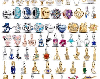 Puede incluir: Una colección de dijes de metal y esmalte con formas variadas que incluyen animales, flores, corazones, equipo deportivo, edificios y símbolos celestiales, diseñados con detalles intrincados, acentos coloridos y acabados metálicos.