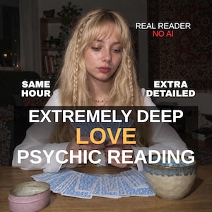 Könnte beinhalten: Eine Person mit langem blondem Haar hält ein blau-weißes Tarotkartenspiel. Der Text auf dem Bild lautet: REAL READER NO AI, SAME HOUR, EXTRA DETAILED, EXTREMELY DEEP LOVE PSYCHIC READING. Zwei Keramikschalen stehen auf dem hölzernen Tisch.