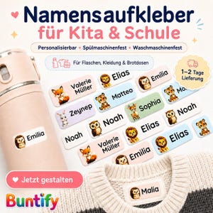 Könnte beinhalten: Eine Sammlung rechteckiger Namensaufkleber mit bunten Tierillustrationen und verschiedenen Namen. Die Aufkleber sind auf einer hellrosa Trinkflasche und einem Strickpullover angebracht. Text: Namensaufkleber für Kita & Schule, Personalisierbar, Spülmaschinenfest, Waschmaschinenfest, Für Flaschen, Kleidung & Brotdosen, 1-2 Tage Lieferung, Jetzt gestalten und Buntify.