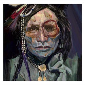 Puede incluir: Retrato al óleo de una persona con rasgos nativos americanos. El sujeto tiene cabello oscuro, una trenza y lleva un collar de cuentas y un tocado de plumas. La cara está pintada con tonos azules, rojos y amarillos.