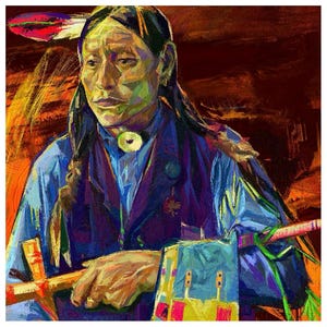 Puede incluir: Un retrato artístico de una persona nativa americana, representado en un estilo impresionista colorido. El sujeto lleva una camisa azul, un chaleco oscuro y un collar decorativo. La persona sostiene un objeto de madera y está adornada con una pluma.
