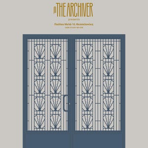 Puede incluir: Una puerta doble azul con un diseño decorativo de metal que presenta patrones en forma de abanico. El texto "THE ARCHIVER" y texto griego están en la parte superior, con "CASE STUDY NO 026" en la parte inferior. La puerta tiene un tirador a la derecha.