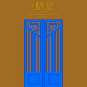 Peut inclure: Une porte bleue avec des motifs géométriques et des lignes verticales, sur un fond marron. Le texte "THE ARCHIVER" et d'autres textes grecs sont en haut. La porte a un petit bouton rond.