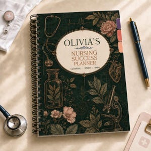 Może przedstawiać: Planer spiralny z ciemnozieloną okładką ozdobioną ilustracjami botanicznymi, stetoskopem, mikroskopem i sercem. Środkowa owalna etykieta zawiera napis OLIVIA'S NURSING SUCCESS PLANNER CLINICAL STUDY GROW. Posiada kolorowe zakładki boczne.