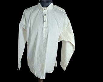 Authentiek handgemaakt 19e-eeuws shirt uitgevaardigd door de Amerikaanse burgeroorlog, met neergeklapte kraag en tinnen knoop gemaakt van mousseline katoen