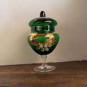 Vintage smaragdgrünes handbemaltes glasüberzogenes Kompott - Goldvergoldete Blumen-Konfektdose im Boho-Stil
