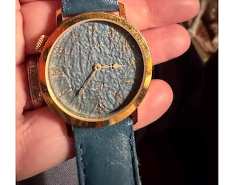 Reloj Akteo vintage de los años 90, de cuarzo francés, con esfera azul y caja dorada. Reloj de diseño.