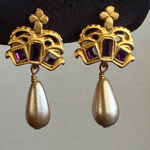 Pendientes colgantes de perlas y amatistas del Instituto de Arte de Chicago – Joyería de museo – Pendientes colgantes de cristal morado y perlas – Regalo elegante