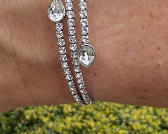 Pulsera rígida de cristal Swarovski – Doble fila de diamantes de imitación transparentes con detalles colgantes – Caja y folleto