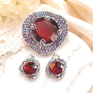 Vintage Rhinestone Floppy Hat Brooch & Clip - On Earrings Set Garnet Amber Crystal AB Rhinestone Demi Parure – Mid Century Glam Jewel