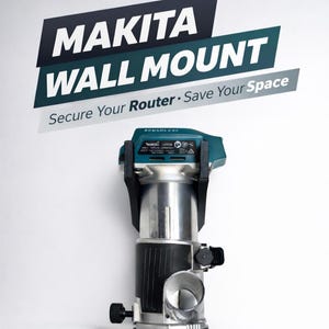Op de afbeelding: Een Makita wandmontage met een router. De houder is zwart en zilver, met een teal top. De tekst op de houder luidt "Makita Wall Mount" en "Secure Your Router • Save Your Space."