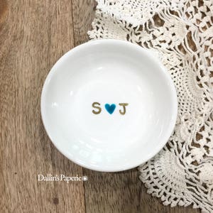 PLATO PARA ANILLOS personalizado, taza de regalo de compromiso, pintada a mano, regalo de despedida de soltera, plato para anillos personalizado, regalo de bodas de oro, plato para baratijas