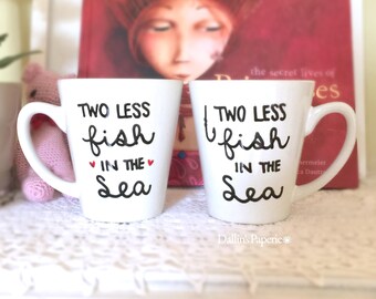 Taza personalizada, tazas suyas y suyas, taza de regalo de compromiso, dos peces menos en el mar, pintado a mano, regalo de ducha nupcial, regalo de pareja