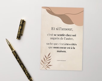 Carte postale citation amour - C'est à tes côtés que mon coeur est à la maison - Carte minimaliste - Carte romantique - Idée cadeau amour