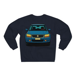 Op de afbeelding: Marineblauw sweatshirt met een afbeelding van een blauwe Suzuki SUV. De auto heeft gele koplampen en een zwarte grille met het Suzuki-logo. De sweatshirt is een crew neck stijl.
