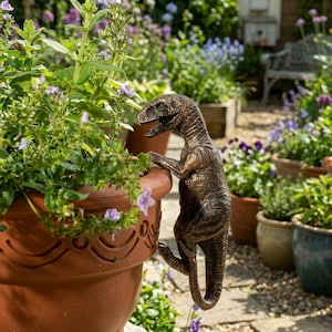 Trepadora de maceta con forma de dinosaurio – Decoración de maceta con forma de mini raptor – Colgador de maceta de resina para jardín – Bonito adorno para plantas de interior y exterior