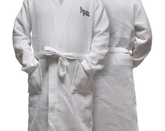 Bata blanca personalizada – Talla única que se adapta a la mayoría. Bata de spa, regalo para damas de honor, ropa de estar por casa, nombre o logotipo personalizado.