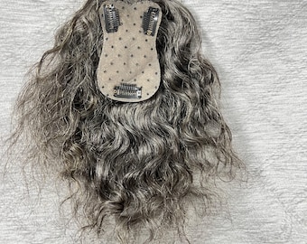 Postizo de cabello humano rizado gris de 3x4.5" con base de seda para cabello fino, extensiones de cabello ondulado gris oscuro de 10 pulgadas para dar volumen al cabello gris.