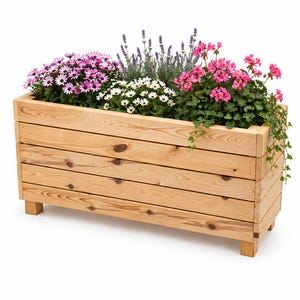 Op de afbeelding: Een rechthoekige houten plantenbak gevuld met een verscheidenheid aan kleurrijke bloemen. De bloemen omvatten roze, paarse en witte bloemen en lavendel. De plantenbak is gemaakt van lichtgekleurd hout en staat op kleine houten poten.