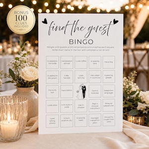 Può includere: Una scheda di gioco Bingo Find the Guest bianca con testo nero e un'illustrazione centrale di una sposa e uno sposo. La scheda presenta una griglia 5x5 con riquadri che includono Is related to the bride, Loves coffee e Has a tattoo. Un badge circolare dorato nell'angolo riporta la scritta Bonus 100 Clues Included.
