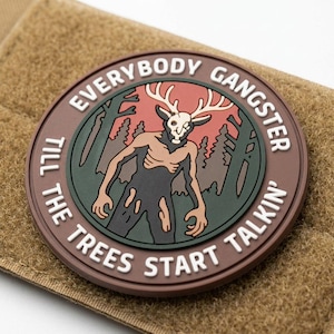 Écusson PVC Everybody Gangster jusqu'à ce que les arbres commencent à parler | Patch drôle pour le moral des mèmes | Applique auto-agrippante Cryptid Wendigo | Humour noir