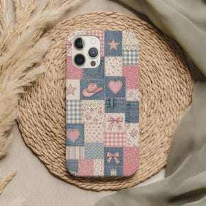 Może przedstawiać: Etui na telefon w stylu patchwork z dżinsowymi, kwiatowymi i kratkowanymi wzorami w kolorze różowym, niebieskim i białym. Projekt zawiera serca, gwiazdy, kokardy i kapelusz kowbojski. Etui leży na tkanej macie.