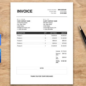 Op de afbeelding: Een witte factuur met de kop "INVOICE". Het bevat factuurgegevens, productbeschrijvingen, hoeveelheden en prijzen. Een zwarte pen ligt rechts. Het document ligt op een houten oppervlak.