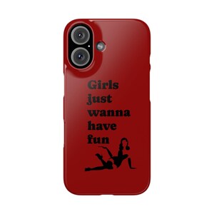 Peut inclure: Une coque de téléphone rouge avec une découpe pour caméra à double objectif. La coque présente l'expression "Girls just wanna have fun" en texte noir, ainsi qu'une silhouette de femme.