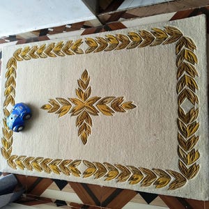 Hand-Tufted Wool Rug, Cream Area Rug with Gold Leaf Border, Botanical Floral Accent Carpet, Modern Minimalist Living Room Rug, Tufted Wall H