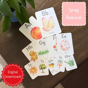 Könnte beinhalten: Eine Sammlung von Frühlings-Lernkarten mit Aquarellillustrationen. Die Karten zeigen Buchstaben des Alphabets sowie Bilder von Schmetterlingen, Eiern, Küken und anderen Frühlingsmotiven. Die Wörter "Spring Flashcards" und "Digital Download!" sind ebenfalls sichtbar.