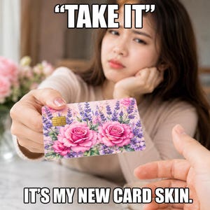 Puede incluir: Una funda para tarjeta de cr&eacute;dito con un dise&ntilde;o floral de rosas rosas y lavanda. El texto "TAKE IT" est&aacute; en la parte superior y "IT'S MY NEW CARD SKIN" en la parte inferior.