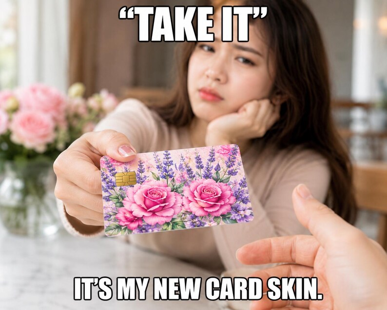 Puede incluir: Una funda para tarjeta de cr&eacute;dito con un dise&ntilde;o floral de rosas rosas y lavanda. El texto "TAKE IT" est&aacute; en la parte superior y "IT'S MY NEW CARD SKIN" en la parte inferior.