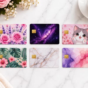 Puede incluir: Seis tarjetas de cr&eacute;dito con dise&ntilde;os &uacute;nicos. Las tarjetas presentan ilustraciones florales, de galaxias, de m&aacute;rmol y de gatos. La paleta de colores incluye rosa, morado, verde y blanco. Cada tarjeta tiene un chip dorado.