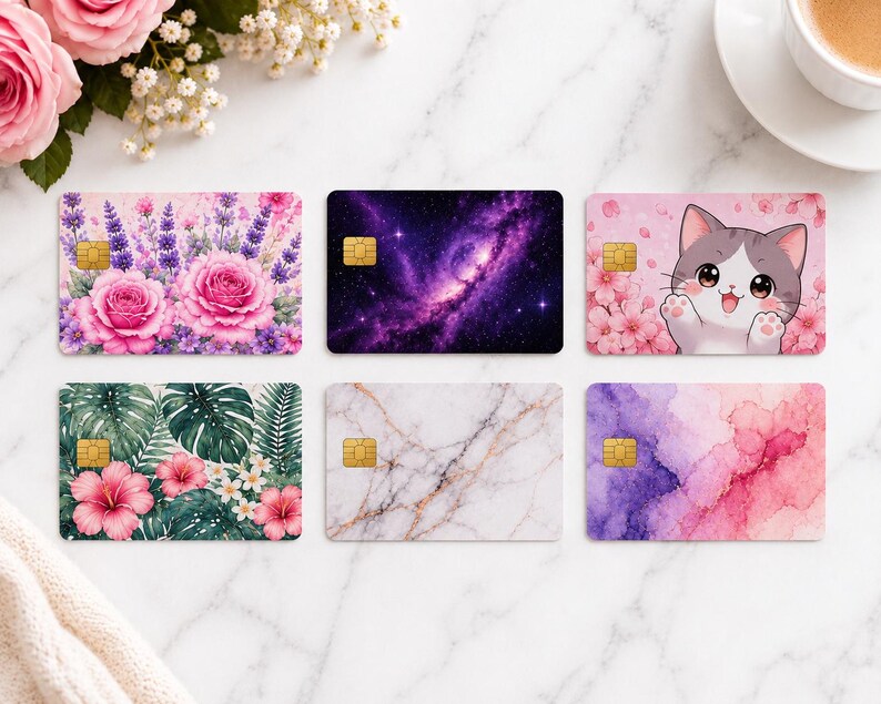 Puede incluir: Seis tarjetas de cr&eacute;dito con dise&ntilde;os &uacute;nicos. Las tarjetas presentan ilustraciones florales, de galaxias, de m&aacute;rmol y de gatos. La paleta de colores incluye rosa, morado, verde y blanco. Cada tarjeta tiene un chip dorado.